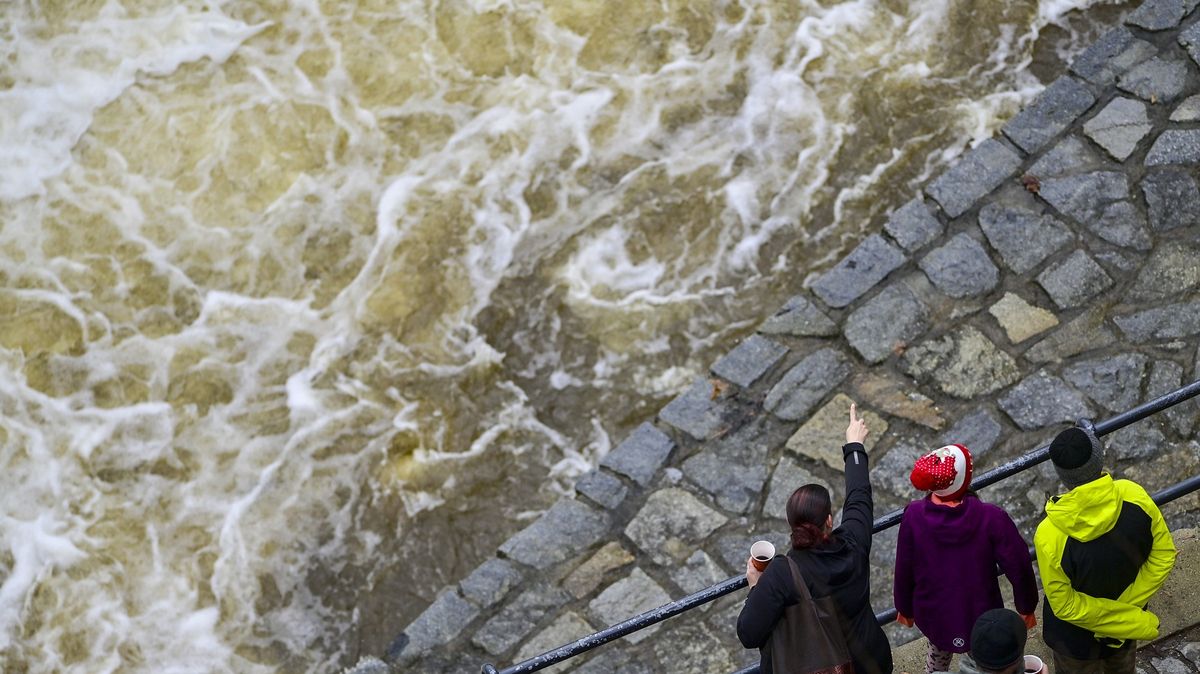 Povodňový stav ohlásilo 55 míst, ohrožení zůstává na Vltavě v Českém Krumlově